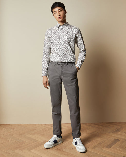 <P>Slim Fit Chinos</P>