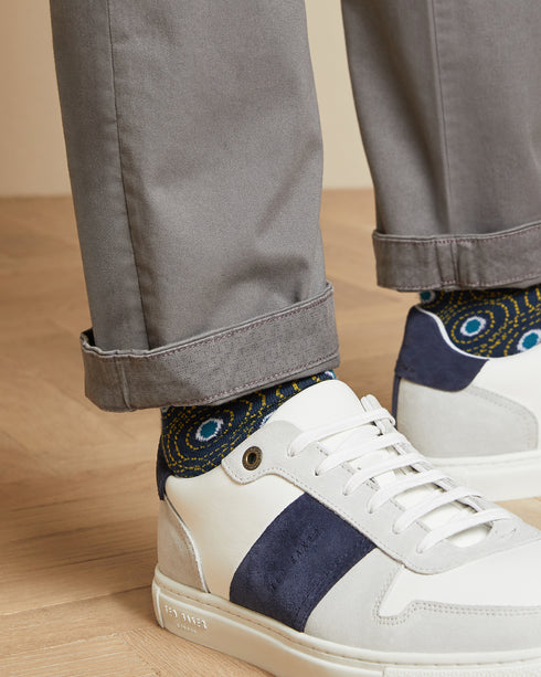 <P>Slim Fit Chinos</P>