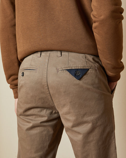 <P>Slim Fit Chinos</P>