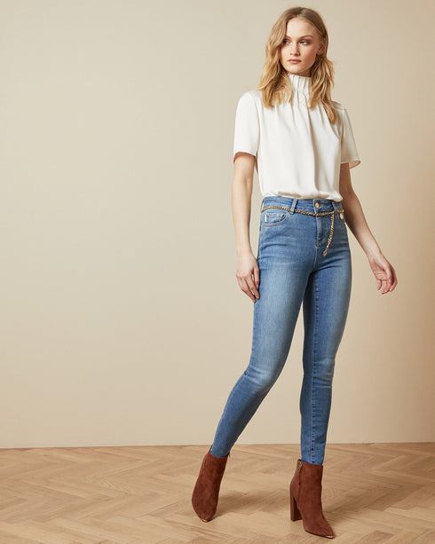 <P>Skinny Jean With Chain Belt</P>