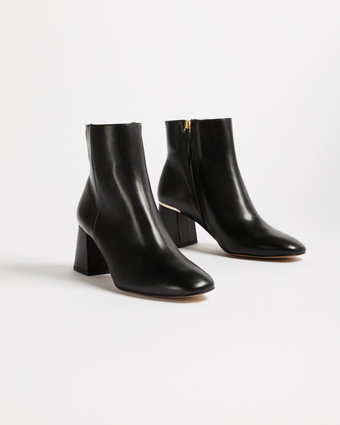 <P>Squarel - 41 / Black</P>